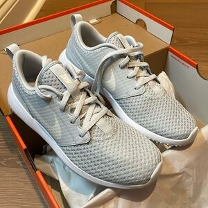 NWT Nike Women’s size 7.5 Roshe G Pure Platinum/Metallic White Golf Shoes